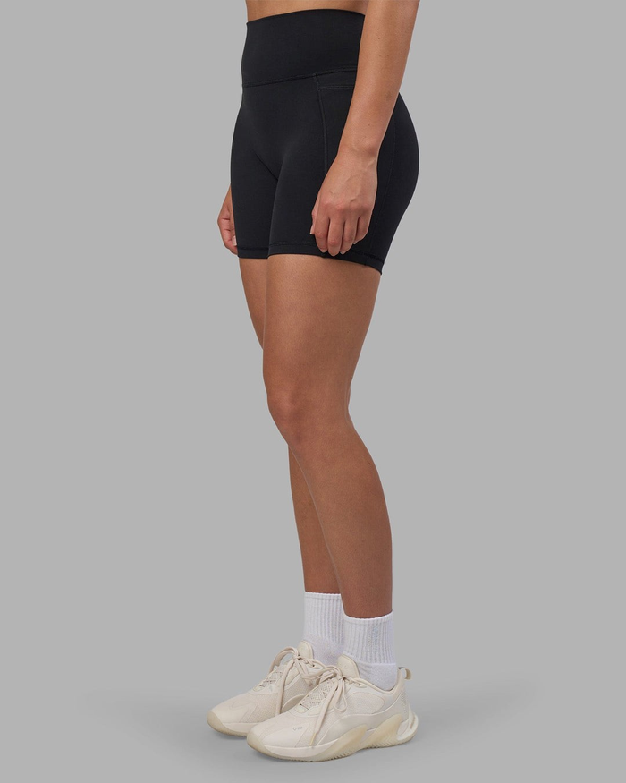 V-Contour High-Rise Pocket Shorts Black / XS