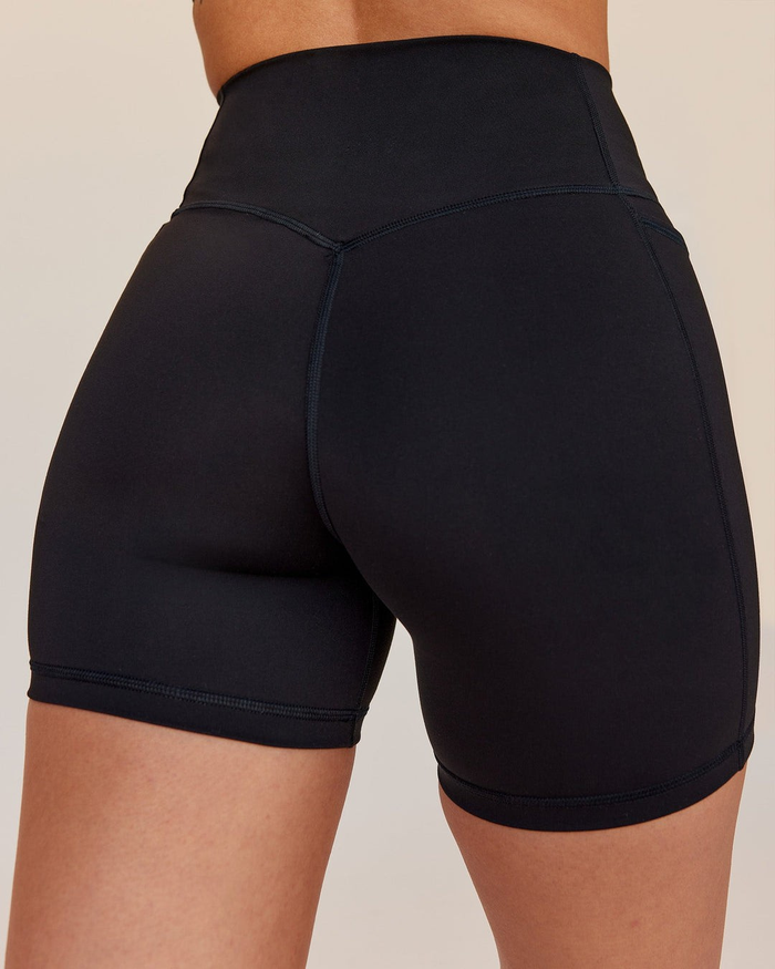 V-Contour High-Rise Pocket Shorts Black / XS