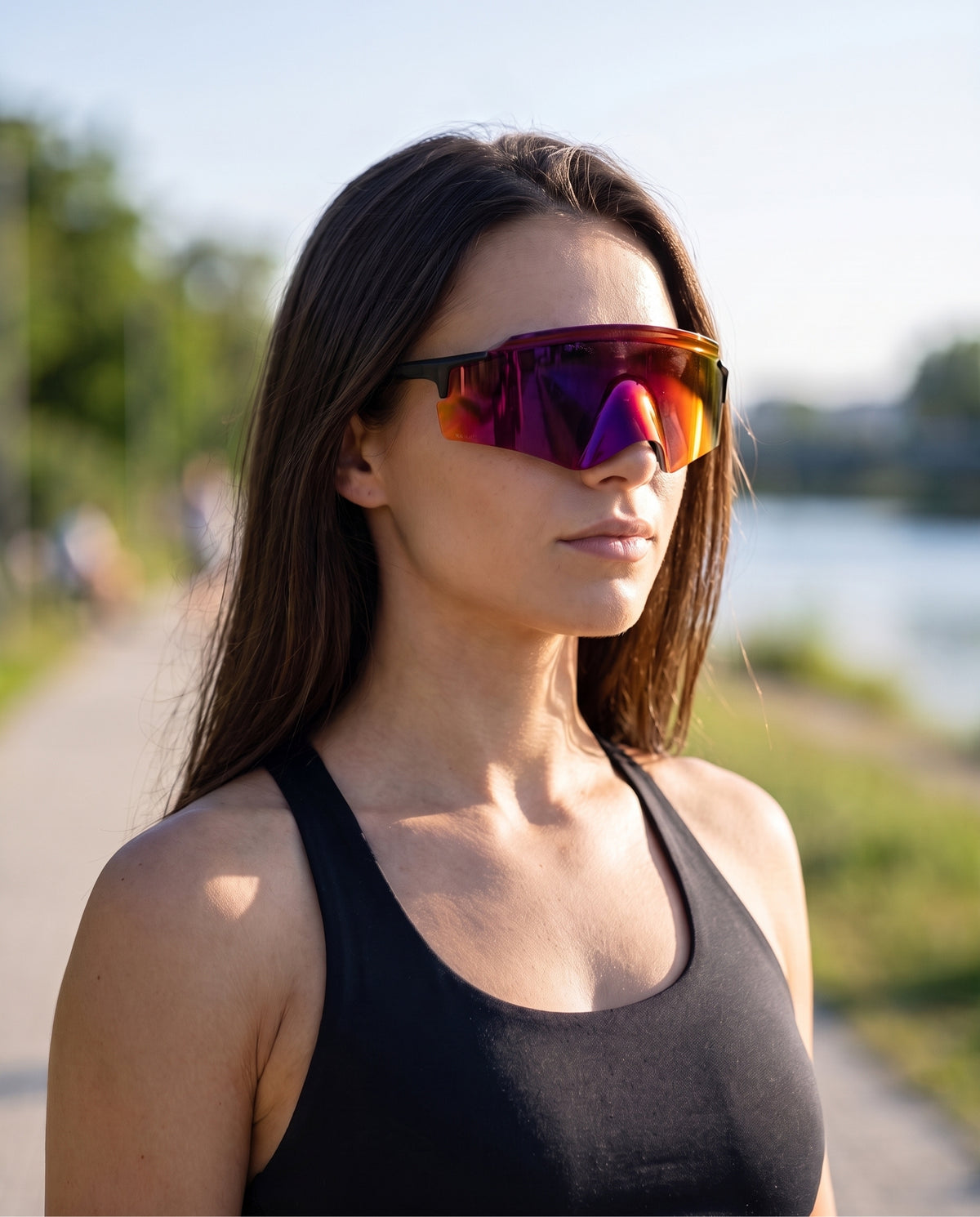 Woman wearing Rundr Vortex Black-Red sunglasses#Color_Black-Red